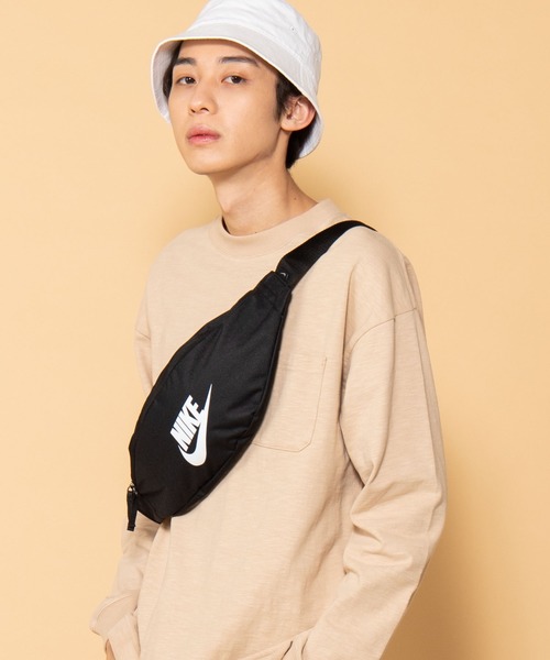 NIKE(ナイキ)の「WEGO/NIKE ヘリテージヒップパック(ボディバッグ/ウエストポーチ・メンズ・グレー/ブラック・FREE)」の6枚目の写真