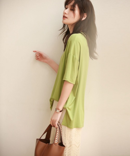 SAISON DE PAPILLON（セゾンドパピヨン）の「裾スリット入りゆったりTシャツ（Tシャツ/カットソー・レディース・ホワイト/キャメル/チャコールグレー/イエロー/ブルー/グリーン/ブラック・S/M/L/XL）」の22枚目の写真