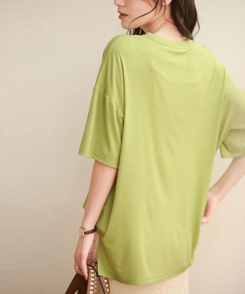 SAISON DE PAPILLON（セゾンドパピヨン）の「裾スリット入りゆったりTシャツ（Tシャツ/カットソー・レディース・ホワイト/キャメル/チャコールグレー/イエロー/ブルー/グリーン/ブラック・S/M/L/XL）」の16枚目の写真