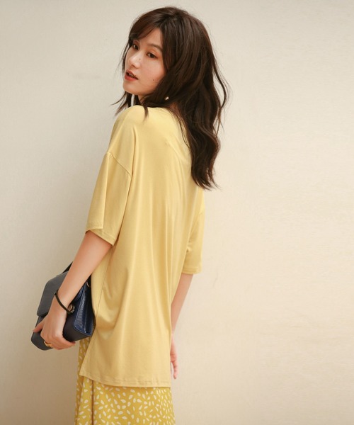 SAISON DE PAPILLON（セゾンドパピヨン）の「裾スリット入りゆったりTシャツ（Tシャツ/カットソー・レディース・ホワイト/キャメル/チャコールグレー/イエロー/ブルー/グリーン/ブラック・S/M/L/XL）」の17枚目の写真