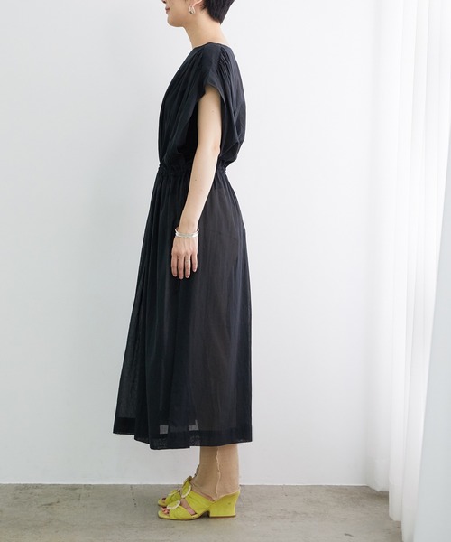 ADAM ET ROPE'（アダムエロペ）の「シアーギャザーチュニック（ワンピース・レディース・ブラック/カーキ・FREE）」の3枚目の写真