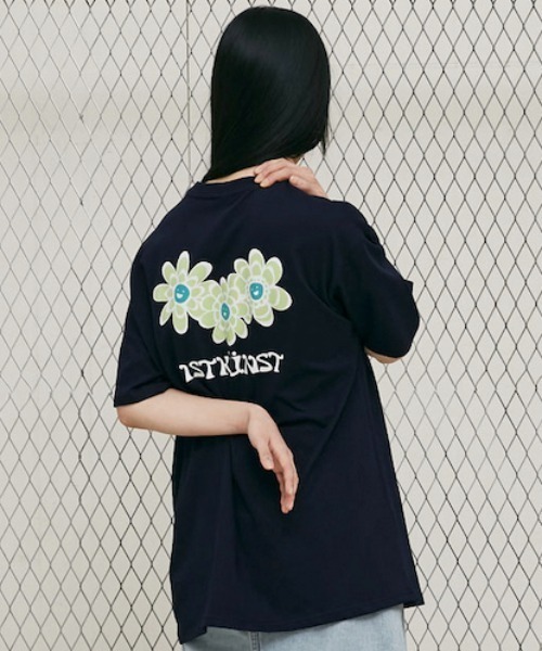 ISTKUNST(イストクンスト)の「【ISTKUNST】FLOWER FRIENDS TEE / イストクンスト フラワー フレンズ 半袖 Tシャツ(Tシャツ/カットソー・メンズ・ホワイト/ネイビー/パープル・MEDIUM/LARGE)」の3枚目の写真
