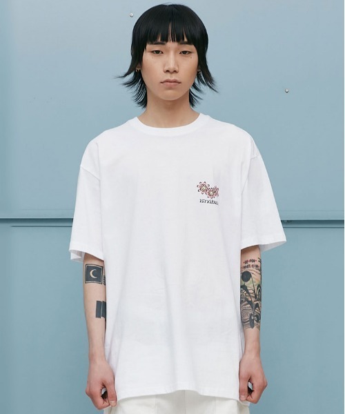 ISTKUNST(イストクンスト)の「【ISTKUNST】FLOWER FRIENDS TEE / イストクンスト フラワー フレンズ 半袖 Tシャツ(Tシャツ/カットソー・メンズ・ホワイト/ネイビー/パープル・MEDIUM/LARGE)」の4枚目の写真