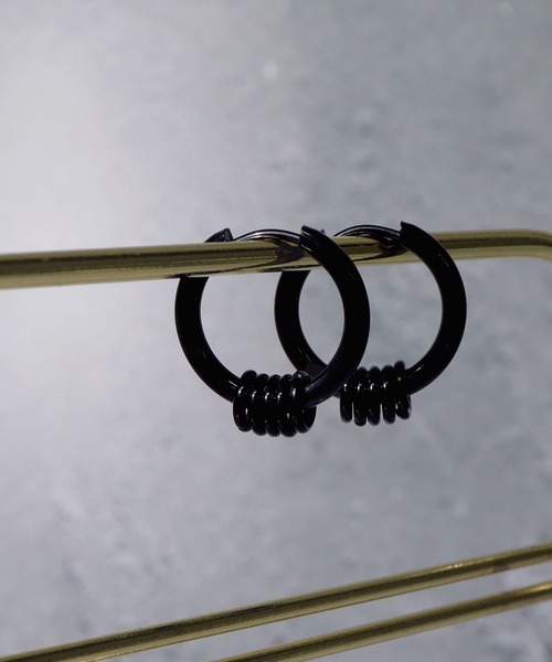 SBG（エスビー）の「SBG 5連リングフープピアス（ピアス（両耳用）・メンズ・シルバー/ゴールド/ブラック・L/M/S/#19）」の4枚目の写真