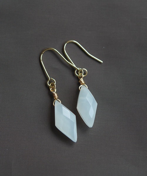 tone（トーン）の「【SPICY COLORS】天然石の一粒ピアス【14kgf】（ピアス（両耳用）・レディース・ブラック/オレンジ/パープル/ホワイト/グリーン/ホワイト系その他/ホワイト系その他2/その他・FREE）」の4枚目の写真