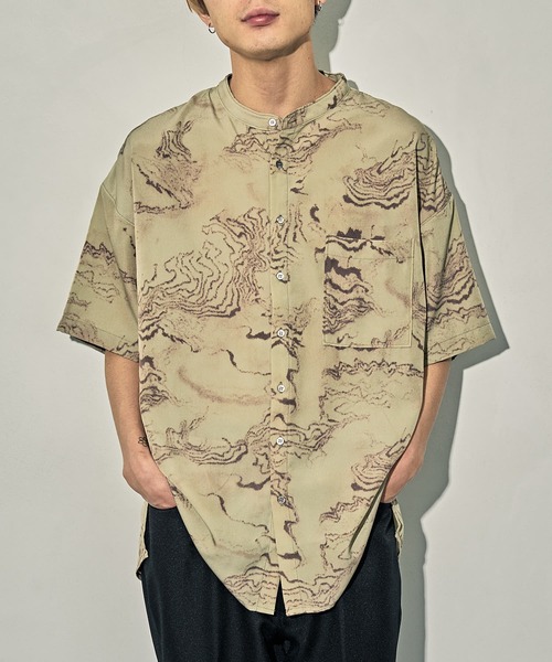 PUBLUX（パブリュクス）の「【PUBLUX/パブリュクス】トポグラフィカルアートバンドカラーシャツ/ユニセックス/ビッグシルエット（シャツ/ブラウス・メンズ・ライトベージュ/オリーブ・MEDIUM/LARGE）」の2枚目の写真