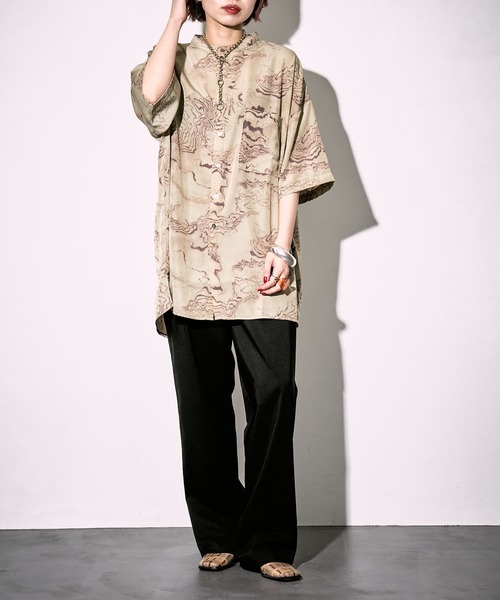 PUBLUX（パブリュクス）の「【PUBLUX/パブリュクス】トポグラフィカルアートバンドカラーシャツ/ユニセックス/ビッグシルエット（シャツ/ブラウス・メンズ・ライトベージュ/オリーブ・MEDIUM/LARGE）」の3枚目の写真