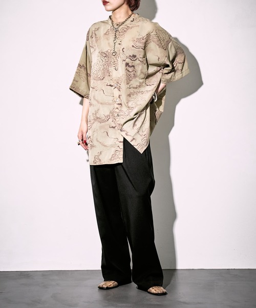 PUBLUX（パブリュクス）の「【PUBLUX/パブリュクス】トポグラフィカルアートバンドカラーシャツ/ユニセックス/ビッグシルエット（シャツ/ブラウス・メンズ・ライトベージュ/オリーブ・MEDIUM/LARGE）」の11枚目の写真