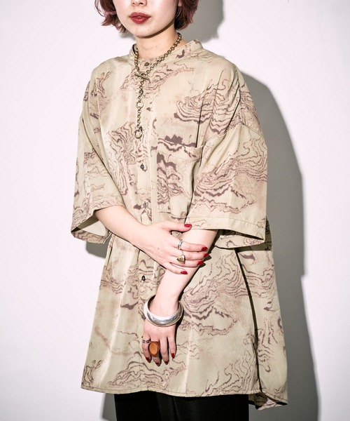 PUBLUX（パブリュクス）の「【PUBLUX/パブリュクス】トポグラフィカルアートバンドカラーシャツ/ユニセックス/ビッグシルエット（シャツ/ブラウス・メンズ・ライトベージュ/オリーブ・MEDIUM/LARGE）」の17枚目の写真