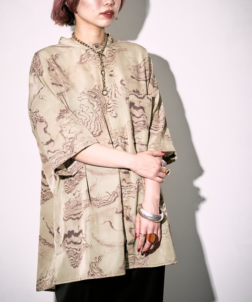 PUBLUX（パブリュクス）の「【PUBLUX/パブリュクス】トポグラフィカルアートバンドカラーシャツ/ユニセックス/ビッグシルエット（シャツ/ブラウス・メンズ・ライトベージュ/オリーブ・MEDIUM/LARGE）」の9枚目の写真