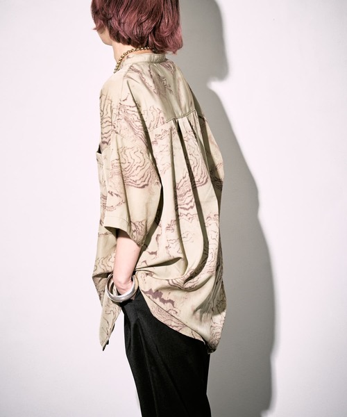 PUBLUX（パブリュクス）の「【PUBLUX/パブリュクス】トポグラフィカルアートバンドカラーシャツ/ユニセックス/ビッグシルエット（シャツ/ブラウス・メンズ・ライトベージュ/オリーブ・MEDIUM/LARGE）」の15枚目の写真