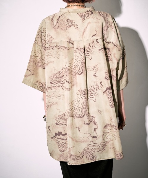 PUBLUX（パブリュクス）の「【PUBLUX/パブリュクス】トポグラフィカルアートバンドカラーシャツ/ユニセックス/ビッグシルエット（シャツ/ブラウス・メンズ・ライトベージュ/オリーブ・MEDIUM/LARGE）」の7枚目の写真