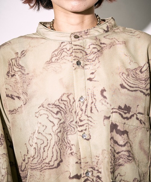 PUBLUX（パブリュクス）の「【PUBLUX/パブリュクス】トポグラフィカルアートバンドカラーシャツ/ユニセックス/ビッグシルエット（シャツ/ブラウス・メンズ・ライトベージュ/オリーブ・MEDIUM/LARGE）」の5枚目の写真