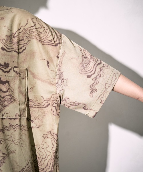 PUBLUX（パブリュクス）の「【PUBLUX/パブリュクス】トポグラフィカルアートバンドカラーシャツ/ユニセックス/ビッグシルエット（シャツ/ブラウス・メンズ・ライトベージュ/オリーブ・MEDIUM/LARGE）」の16枚目の写真