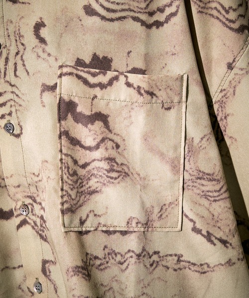 PUBLUX（パブリュクス）の「【PUBLUX/パブリュクス】トポグラフィカルアートバンドカラーシャツ/ユニセックス/ビッグシルエット（シャツ/ブラウス・メンズ・ライトベージュ/オリーブ・MEDIUM/LARGE）」の6枚目の写真