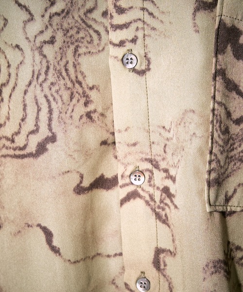 PUBLUX（パブリュクス）の「【PUBLUX/パブリュクス】トポグラフィカルアートバンドカラーシャツ/ユニセックス/ビッグシルエット（シャツ/ブラウス・メンズ・ライトベージュ/オリーブ・MEDIUM/LARGE）」の4枚目の写真