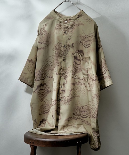 PUBLUX（パブリュクス）の「【PUBLUX/パブリュクス】トポグラフィカルアートバンドカラーシャツ/ユニセックス/ビッグシルエット（シャツ/ブラウス・メンズ・ライトベージュ/オリーブ・MEDIUM/LARGE）」の14枚目の写真