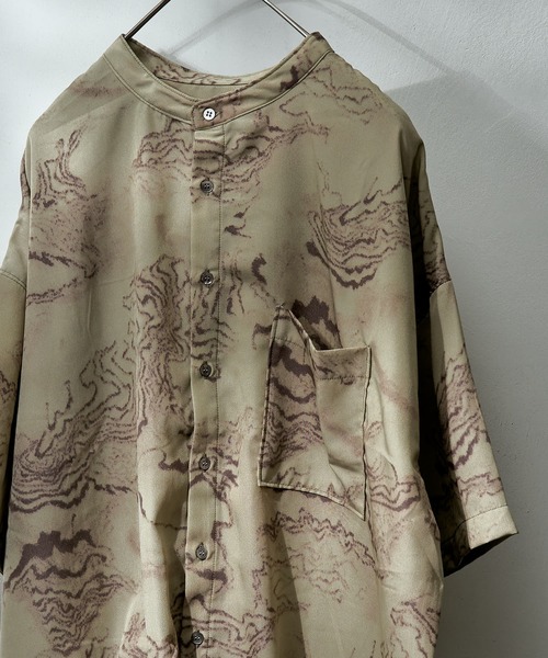 PUBLUX（パブリュクス）の「【PUBLUX/パブリュクス】トポグラフィカルアートバンドカラーシャツ/ユニセックス/ビッグシルエット（シャツ/ブラウス・メンズ・ライトベージュ/オリーブ・MEDIUM/LARGE）」の8枚目の写真