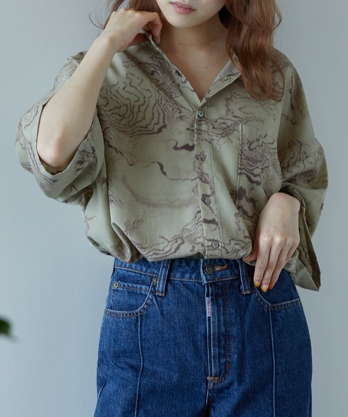 PUBLUX（パブリュクス）の「【PUBLUX/パブリュクス】トポグラフィカルアートバンドカラーシャツ/ユニセックス/ビッグシルエット（シャツ/ブラウス・メンズ・ライトベージュ/オリーブ・MEDIUM/LARGE）」の21枚目の写真