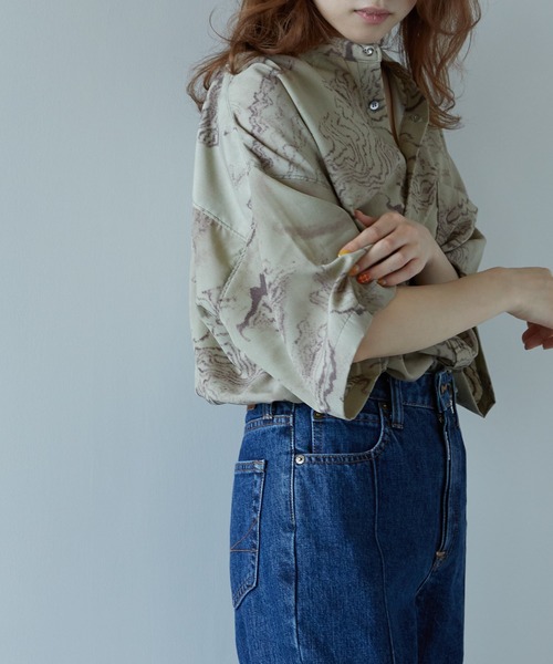 PUBLUX（パブリュクス）の「【PUBLUX/パブリュクス】トポグラフィカルアートバンドカラーシャツ/ユニセックス/ビッグシルエット（シャツ/ブラウス・メンズ・ライトベージュ/オリーブ・MEDIUM/LARGE）」の19枚目の写真