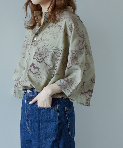 PUBLUX（パブリュクス）の「【PUBLUX/パブリュクス】トポグラフィカルアートバンドカラーシャツ/ユニセックス/ビッグシルエット（シャツ/ブラウス・メンズ・ライトベージュ/オリーブ・MEDIUM/LARGE）」の22枚目の写真