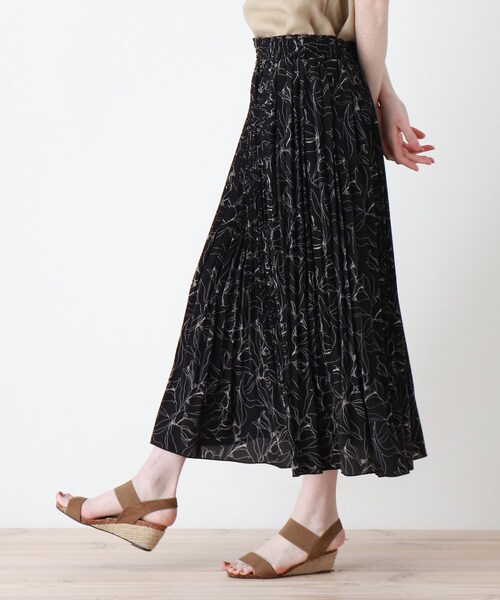 DRESKIP（ドレスキップ）の「◆変形プリーツスカート（スカート・レディース・ホワイト系8/カーキ系/ネイビー系5/ブラック系・02/04/03）」の2枚目の写真