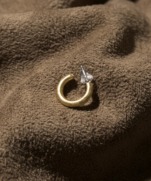GILD(ギルド)の「GILD ギルド / Distortion round small pierce ability限定 スモールフープピアス / G212-PC01(ピアス(片耳用)・メンズ・ゴールド/シルバー・FREE)」の2枚目の写真