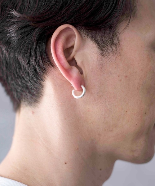 GILD(ギルド)の「GILD ギルド / Distortion round small pierce ability限定 スモールフープピアス / G212-PC01(ピアス(片耳用)・メンズ・ゴールド/シルバー・FREE)」の5枚目の写真