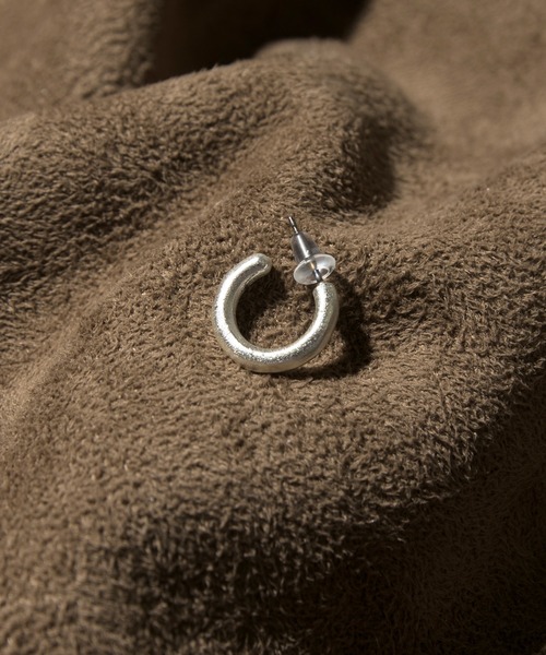 GILD(ギルド)の「GILD ギルド / Distortion round small pierce ability限定 スモールフープピアス / G212-PC01(ピアス(片耳用)・メンズ・ゴールド/シルバー・FREE)」の6枚目の写真