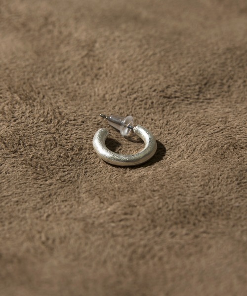 GILD(ギルド)の「GILD ギルド / Distortion round small pierce ability限定 スモールフープピアス / G212-PC01(ピアス(片耳用)・メンズ・ゴールド/シルバー・FREE)」の3枚目の写真
