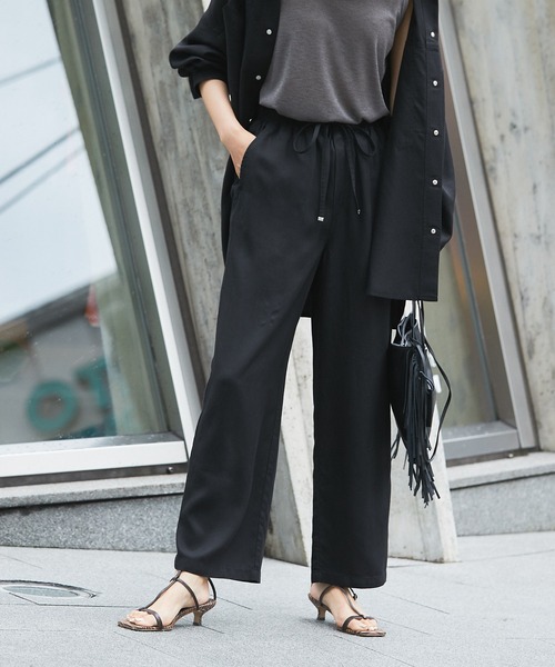 RIVE DROITE（リヴドロワ）の「リラックス感と綺麗見えを叶える美シルエット　ストーンウォッシュリラックスパンツ（その他パンツ・レディース・ブラック/カーキ/オレンジ・38/36）」の2枚目の写真