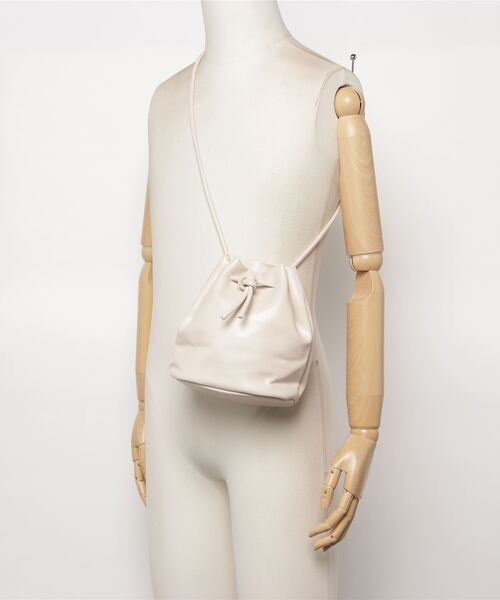MAISON BREEZE(メゾンブリーズ)の「【MAISON BREEZE】エコレザー巾着バッグ TYPE-2 KNF(ショルダーバッグ・レディース・ホワイト/ブラック/ベージュ/イエロー・FREE)」の15枚目の写真