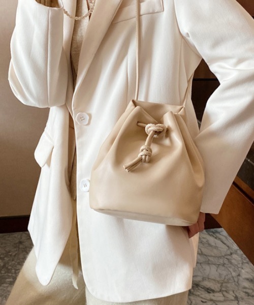MAISON BREEZE(メゾンブリーズ)の「【MAISON BREEZE】エコレザー巾着バッグ TYPE-2 KNF(ショルダーバッグ・レディース・ホワイト/ブラック/ベージュ/イエロー・FREE)」の3枚目の写真