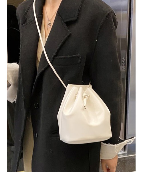 MAISON BREEZE(メゾンブリーズ)の「【MAISON BREEZE】エコレザー巾着バッグ TYPE-2 KNF(ショルダーバッグ・レディース・ホワイト/ブラック/ベージュ/イエロー・FREE)」の1枚目の写真