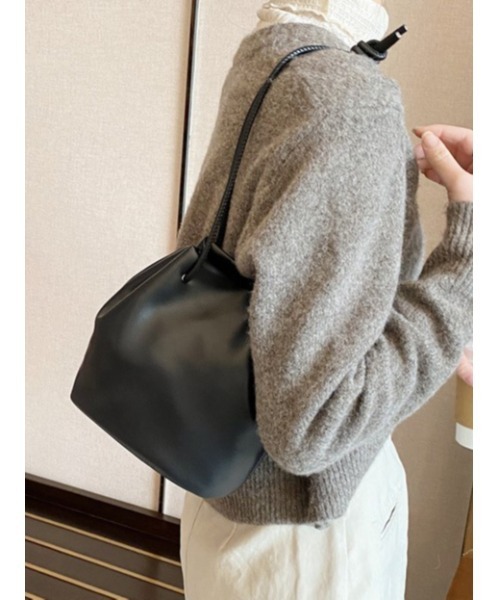 MAISON BREEZE(メゾンブリーズ)の「【MAISON BREEZE】エコレザー巾着バッグ TYPE-2 KNF(ショルダーバッグ・レディース・ホワイト/ブラック/ベージュ/イエロー・FREE)」の7枚目の写真