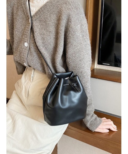 MAISON BREEZE(メゾンブリーズ)の「【MAISON BREEZE】エコレザー巾着バッグ TYPE-2 KNF(ショルダーバッグ・レディース・ホワイト/ブラック/ベージュ/イエロー・FREE)」の6枚目の写真