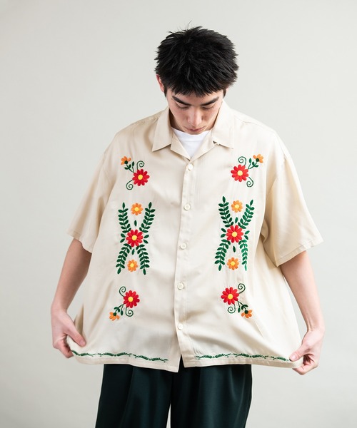 DISCOVERED(ディスカバード)の「DISCOVERED ディスカバード / FLOWER STITCH S/S OPEN COLLAR SHIRTS フラワーステッチビッグシルエットオープンカラーシャツ / DC-NPF22-SH-04(シャツ/ブラウス・メンズ・ベージュ/グリーン・1/3)」の2枚目の写真