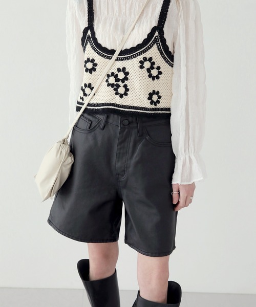 UNE MANSION(ユヌマンション)の「レザーコーティングハーフパンツ(その他パンツ・レディース・ブラック/アイボリー・SMALL/MEDIUM/LARGE)」の2枚目の写真