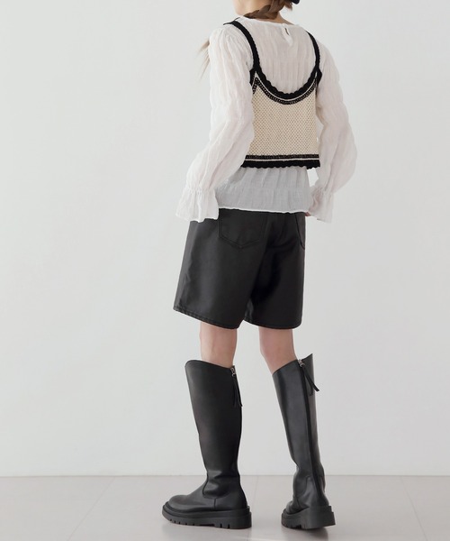 UNE MANSION(ユヌマンション)の「レザーコーティングハーフパンツ(その他パンツ・レディース・ブラック/アイボリー・SMALL/MEDIUM/LARGE)」の5枚目の写真