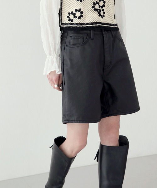 UNE MANSION(ユヌマンション)の「レザーコーティングハーフパンツ(その他パンツ・レディース・ブラック/アイボリー・SMALL/MEDIUM/LARGE)」の14枚目の写真