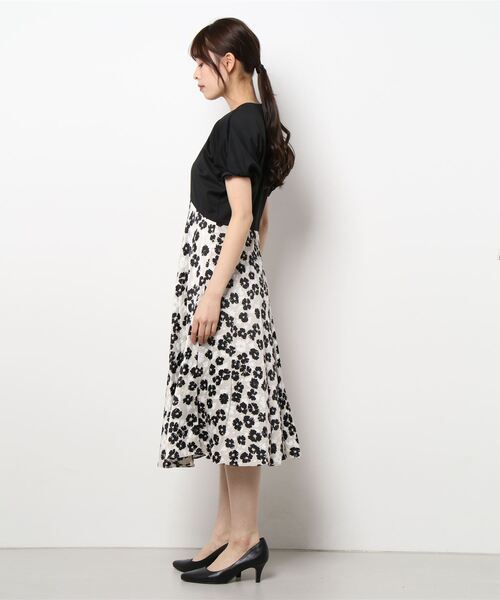 Ted Baker(テッドベーカー)の「GWIANA モノトーン フラワープリント ドレス(ドレス・レディース・ブラック・2/0/3/1)」の2枚目の写真