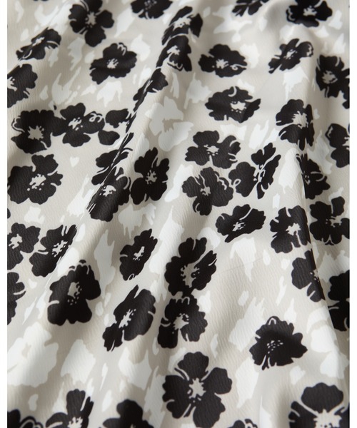 Ted Baker(テッドベーカー)の「GWIANA モノトーン フラワープリント ドレス(ドレス・レディース・ブラック・2/0/3/1)」の6枚目の写真