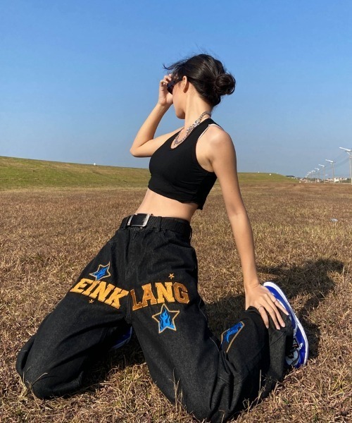 ARULE（アルール）の「A'GEM/9 × .kom『ARULE/アルール』ファイヤー レタリング ワッペン ワイドシルエット デニムパンツ（デニムパンツ・メンズ・ネイビー・M/L）」の3枚目の写真