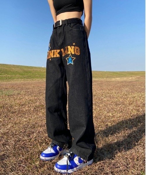 ARULE（アルール）の「A'GEM/9 × .kom『ARULE/アルール』ファイヤー レタリング ワッペン ワイドシルエット デニムパンツ（デニムパンツ・メンズ・ネイビー・M/L）」の4枚目の写真