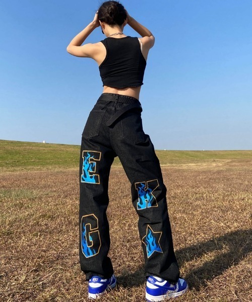 ARULE（アルール）の「A'GEM/9 × .kom『ARULE/アルール』ファイヤー レタリング ワッペン ワイドシルエット デニムパンツ（デニムパンツ・メンズ・ネイビー・M/L）」の6枚目の写真