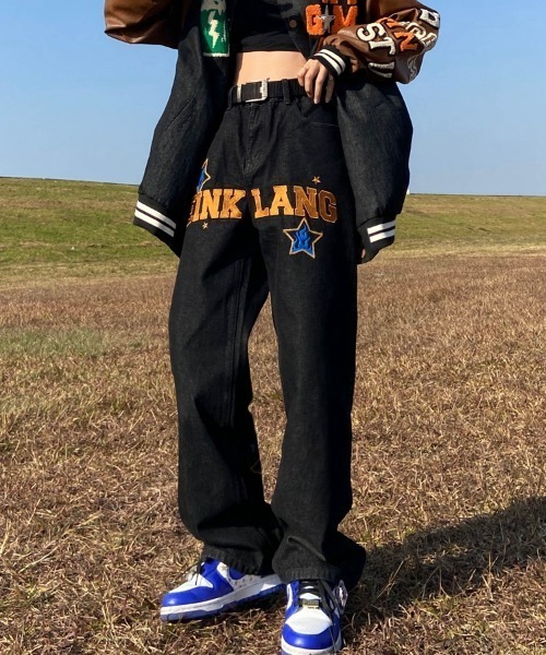 ARULE（アルール）の「A'GEM/9 × .kom『ARULE/アルール』ファイヤー レタリング ワッペン ワイドシルエット デニムパンツ（デニムパンツ・メンズ・ネイビー・M/L）」の8枚目の写真