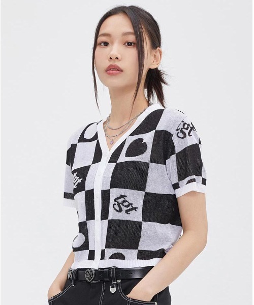 TARGETTO(ターゲット)の「A'GEM/9 × .kom『TARGETTO/ターゲット』CHECKERBOARD CARDIGAN/チェック柄 半袖 カーディガン(カーディガン/ボレロ・レディース・ブラック/レッド・FREE)」の2枚目の写真