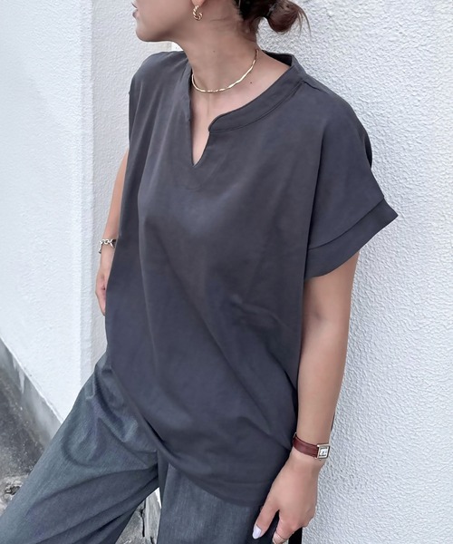HEILIS(ヘイリス)の「《hideka select》キーネックフレンチスリーブカットソー / キーネック フレンチスリーブ カットソー Tシャツ(Tシャツ/カットソー・レディース・チャコールグレー/アイボリー・FREE)」の2枚目の写真