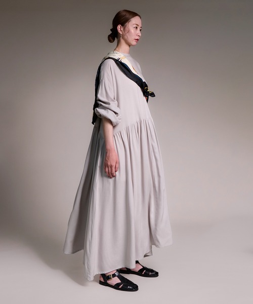 folka（フォルカ）の「1-ウエスト ギャザー ロング シアー ワンピース マキシ丈 長袖 日焼け対策（ワンピース・レディース・ライトグレー/ブラック・ONE SIZE）」の3枚目の写真