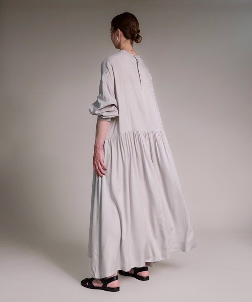 folka（フォルカ）の「1-ウエスト ギャザー ロング シアー ワンピース マキシ丈 長袖 日焼け対策（ワンピース・レディース・ライトグレー/ブラック・ONE SIZE）」の4枚目の写真